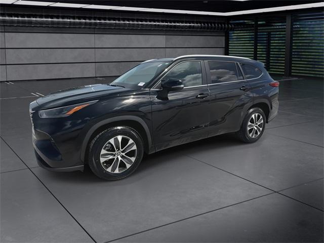 Photo of 2023 Midnight Black Metallic Toyota Highlander