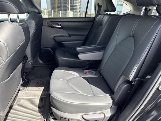Photo of 2023 Midnight Black Metallic Toyota Highlander