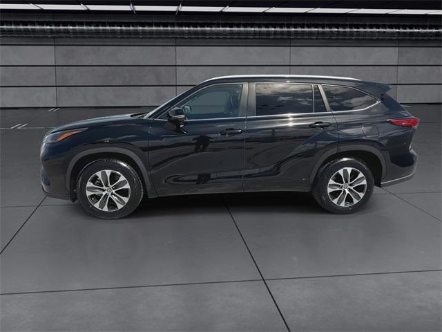 Photo of 2023 Midnight Black Metallic Toyota Highlander