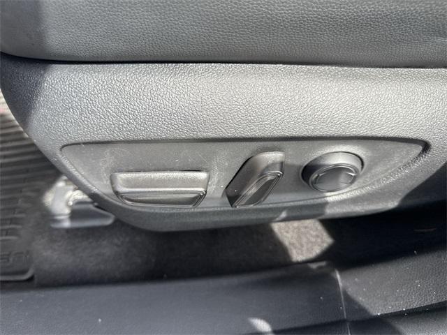 Photo of 2023 Midnight Black Metallic Toyota Highlander