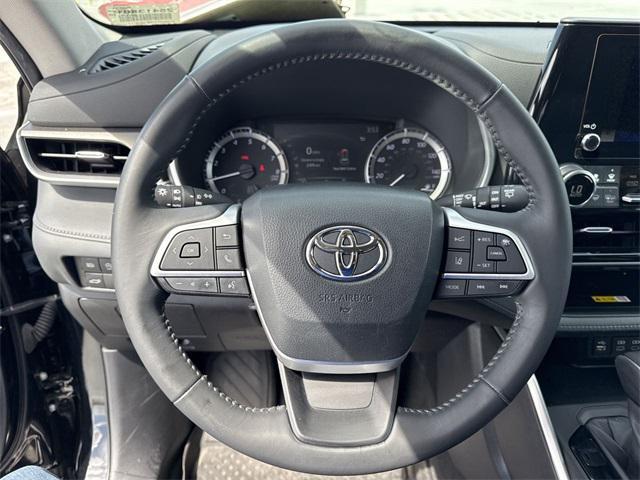 Photo of 2023 Midnight Black Metallic Toyota Highlander