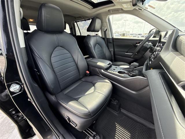 Photo of 2023 Midnight Black Metallic Toyota Highlander