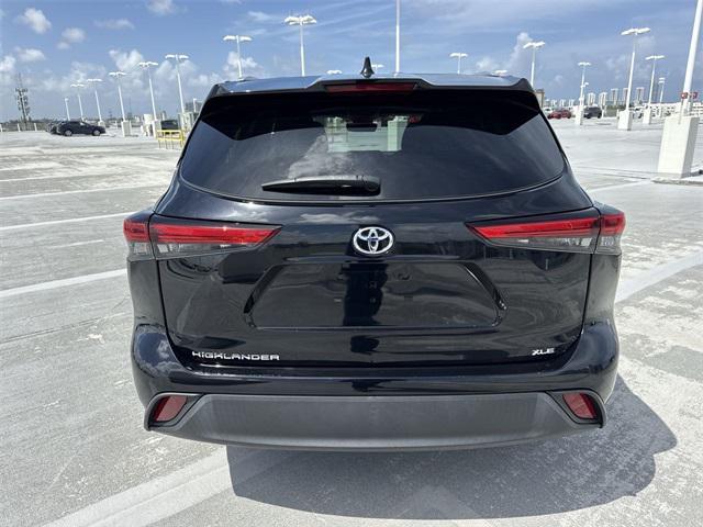 Photo of 2023 Midnight Black Metallic Toyota Highlander
