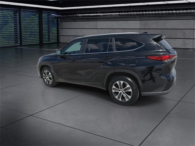 Photo of 2023 Midnight Black Metallic Toyota Highlander