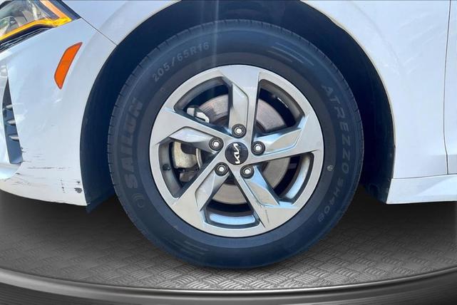 Photo of 2022 Glacial White Pearl Kia K5