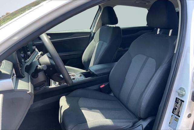 Photo of 2022 Glacial White Pearl Kia K5