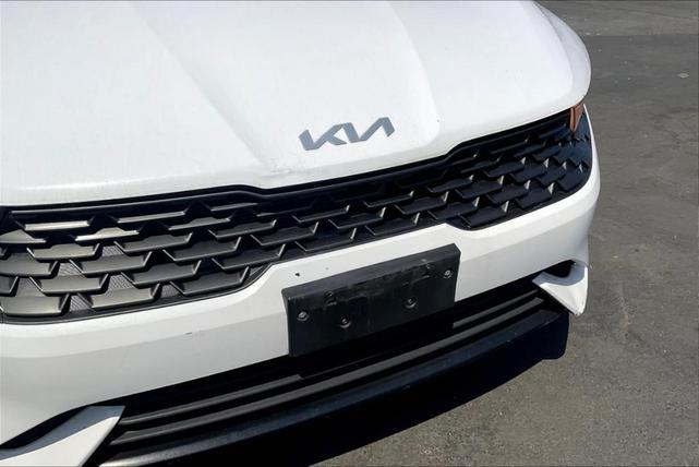 Photo of 2022 Glacial White Pearl Kia K5