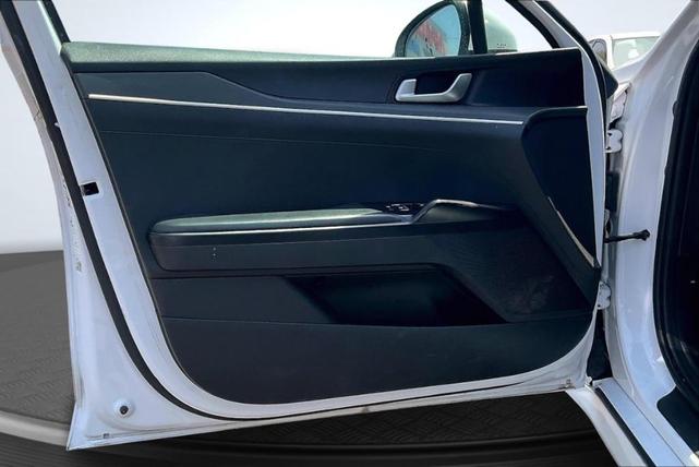 Photo of 2022 Glacial White Pearl Kia K5