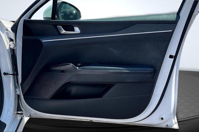 Photo of 2022 Glacial White Pearl Kia K5