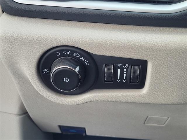 Photo of 2023 Bright White Clearcoat Chrysler Pacifica