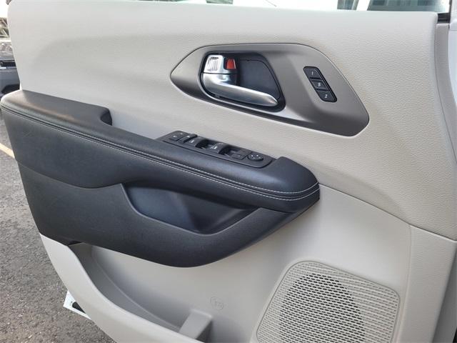Photo of 2023 Bright White Clearcoat Chrysler Pacifica