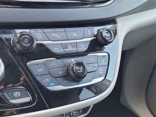 Photo of 2023 Bright White Clearcoat Chrysler Pacifica