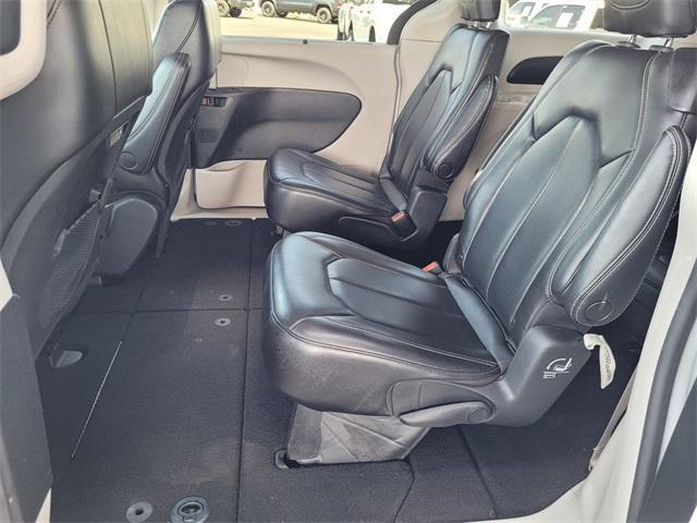 Photo of 2023 Bright White Clearcoat Chrysler Pacifica