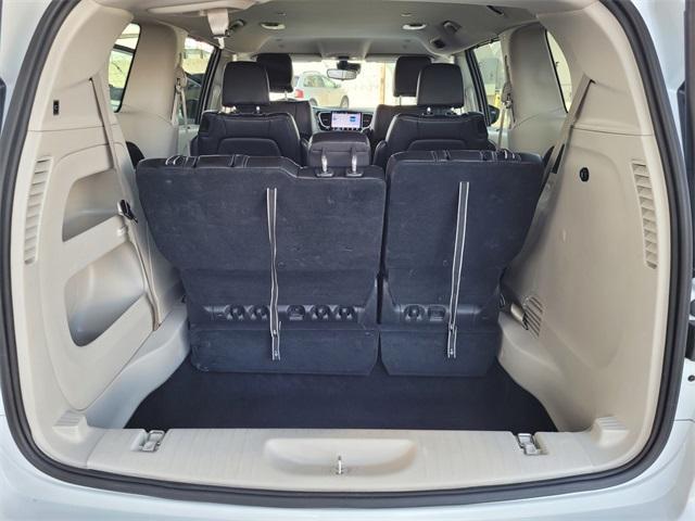 Photo of 2023 Bright White Clearcoat Chrysler Pacifica