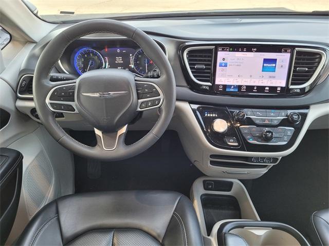 Photo of 2023 Bright White Clearcoat Chrysler Pacifica