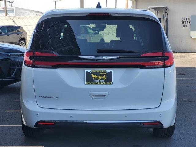 Photo of 2023 Bright White Clearcoat Chrysler Pacifica
