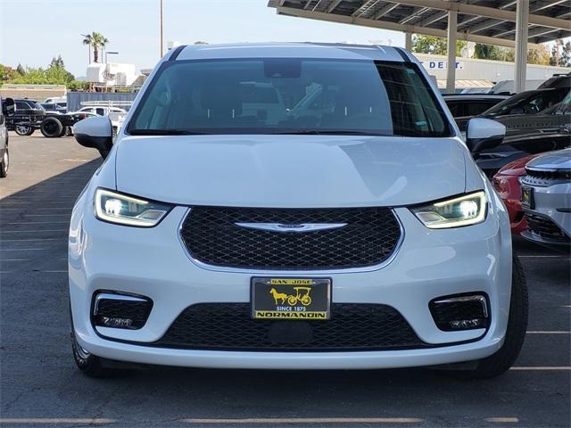 Photo of 2023 Bright White Clearcoat Chrysler Pacifica