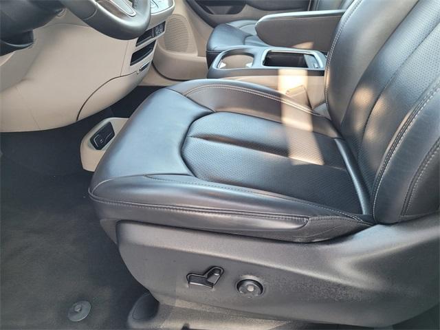 Photo of 2023 Bright White Clearcoat Chrysler Pacifica
