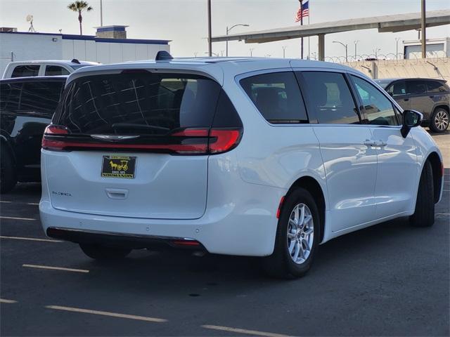 Photo of 2023 Bright White Clearcoat Chrysler Pacifica