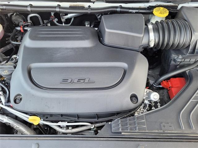 Photo of 2023 Bright White Clearcoat Chrysler Pacifica