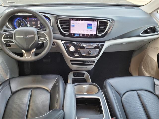 Photo of 2023 Bright White Clearcoat Chrysler Pacifica
