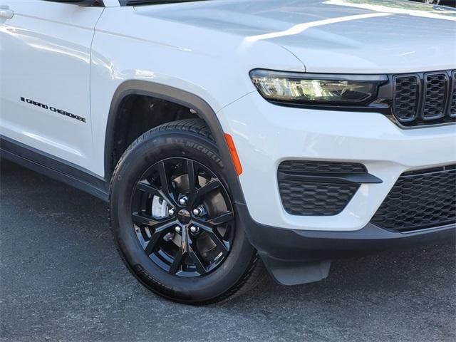 Photo of 2024 Bright White Clearcoat Jeep Grand Cherokee