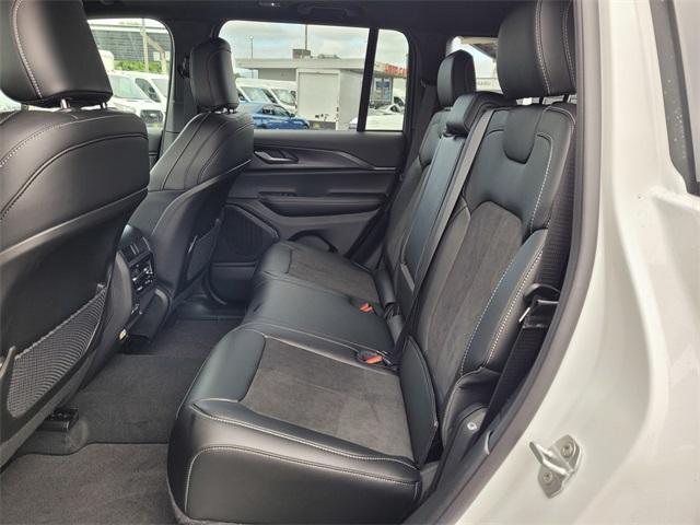 Photo of 2025 Bright White Clearcoat Jeep Grand Cherokee