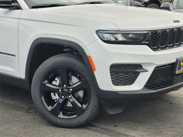 Photo of 2025 Bright White Clearcoat Jeep Grand Cherokee