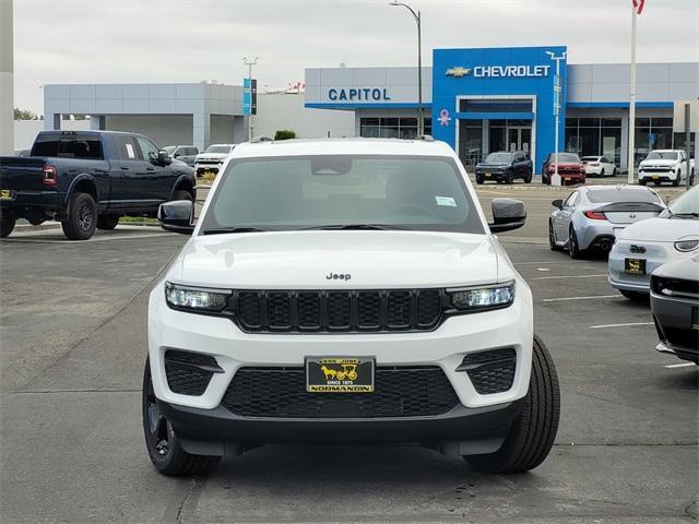 Photo of 2025 Bright White Clearcoat Jeep Grand Cherokee