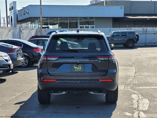Photo of 2025 Metallic Jeep Grand Cherokee