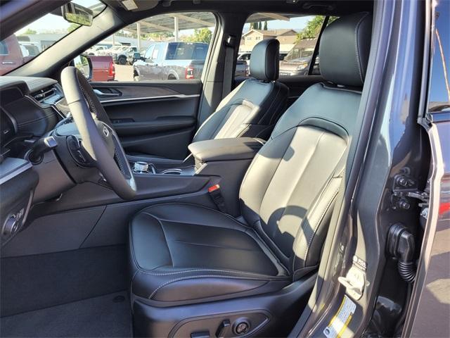 Photo of 2025 Metallic Jeep Grand Cherokee