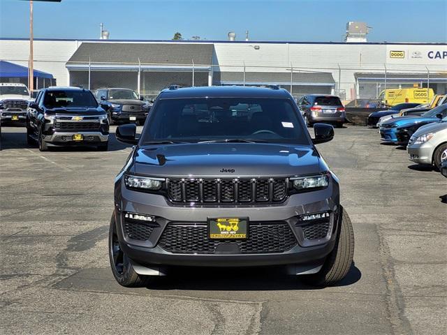Photo of 2025 Metallic Jeep Grand Cherokee