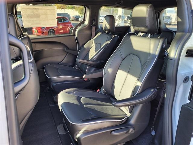 Photo of 2025 Bright White Clearcoat Chrysler Pacifica Hybrid