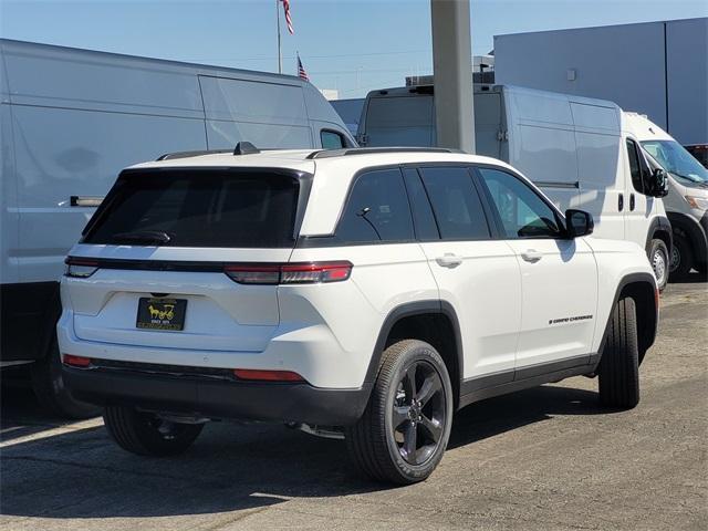 Photo of 2025 Bright White Clearcoat Jeep Grand Cherokee