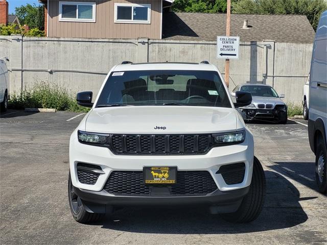 Photo of 2025 Bright White Clearcoat Jeep Grand Cherokee