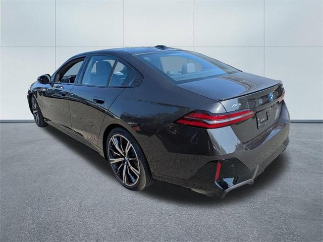 Photo of 2026 Dark Graphite Metallic BMW 550e