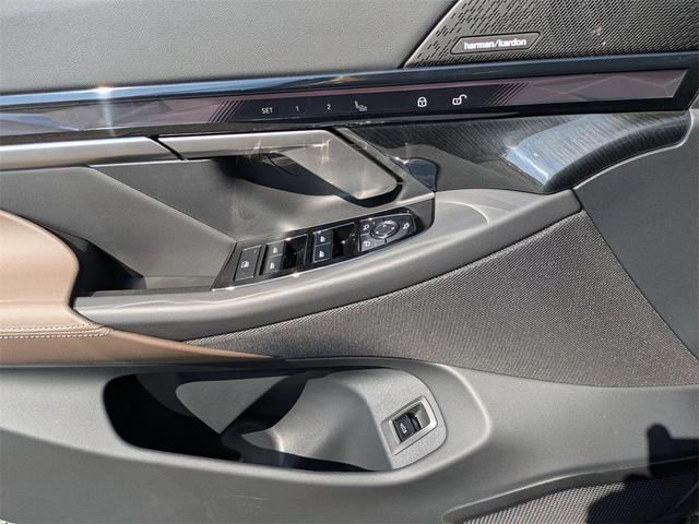 Photo of 2026 Dark Graphite Metallic BMW 550e