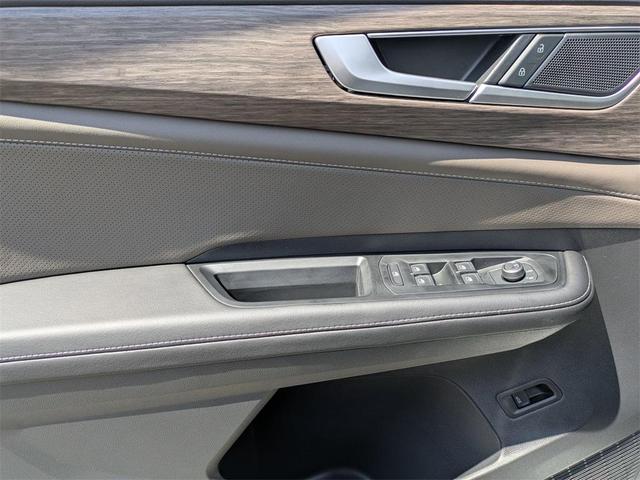 Photo of 2025 Opal White Pearl Effect Volkswagen Atlas