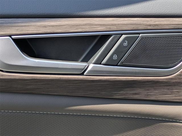 Photo of 2025 Opal White Pearl Effect Volkswagen Atlas