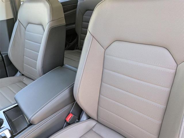 Photo of 2025 Opal White Pearl Effect Volkswagen Atlas