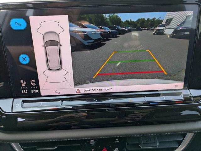 Photo of 2025 Opal White Pearl Effect Volkswagen Atlas