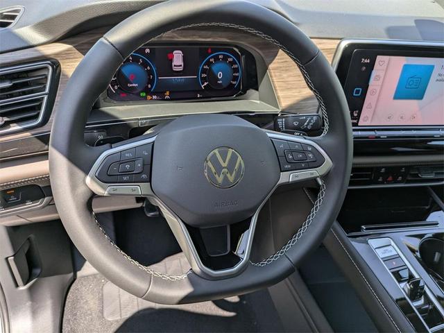Photo of 2025 Opal White Pearl Effect Volkswagen Atlas