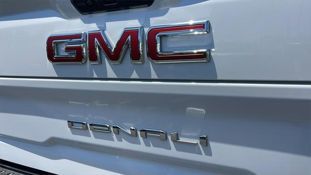 Photo of 2021 White Frost Tricoat GMC Sierra 2500