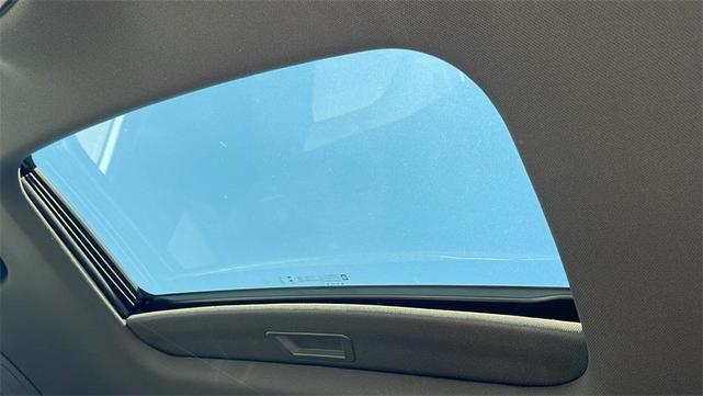 Photo of 2025 White Frost Tricoat Buick Envista