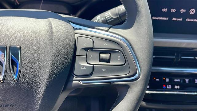 Photo of 2025 White Frost Tricoat Buick Envista