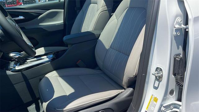 Photo of 2025 White Frost Tricoat Buick Envista