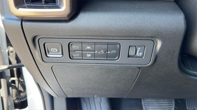 Photo of 2025 Interstellar White GMC HUMMER EV Pickup