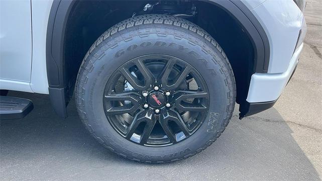 Photo of 2025 Summit White GMC Sierra 1500
