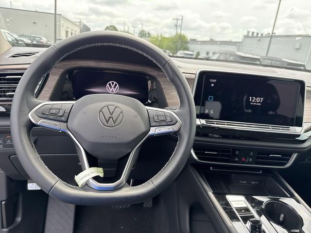 Photo of 2025 Deep Black Pearl Volkswagen Atlas