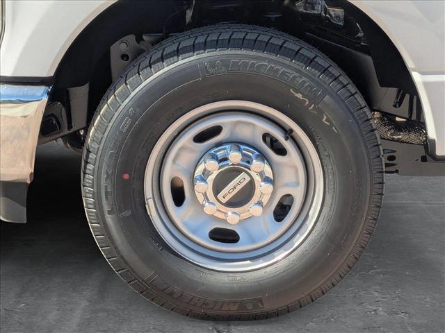 Photo of 2025 Oxford White Ford F-250